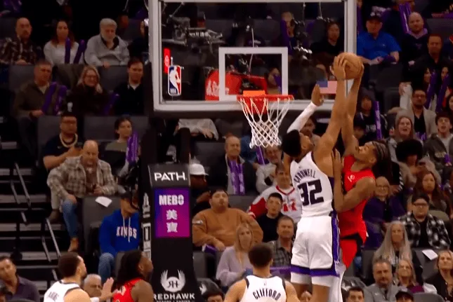 体育高清-卡德威尔单手正面大帽阿巴基隔扣，随后招呼全场观众庆祝